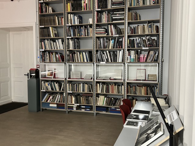 LFM bibliotēka muzeja publiskajā telpā